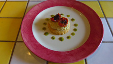 Sablés au comté à la crème pâtissière à l'ail de Lomagne, tomates confites et coulis basilic
