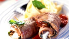 Roulades de veau au jambon et à la sauge en sauce tomate