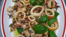 Chipirons à l'ail, basilic et chorizo