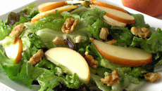 Salade aux pommes et aux noix