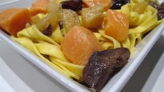 Tagliatelles au saumon ananas et champignons noirs en wok
