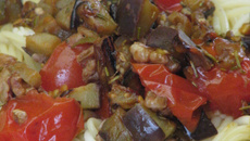 Spaghettis aux aubergines et aux noix