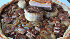 Tourte de Noël au canard et foie gras