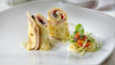 Omelette roulée au jambon et au fromage