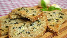 Pain grillé à l'ail, au basilic et parmesan