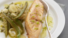 Saumon écossais Label Rouge mi cuit au combava, pois gourmands sautés à l'oignon nouveau
