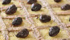 Pissaladière et mesclun de salade au fenouil