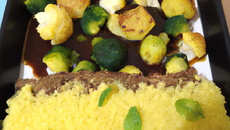 Joue de bar rôtie, crumble de patate douce au romanesco, jus coco et citronelle