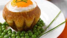 L'œuf surprise en nid de brioche sur lit de petits pois
