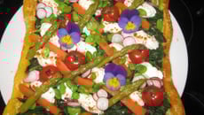 Tarte de fromage frais aux légumes de printemps et pensées