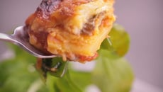 Gratin de pommes de terre bolognaise comme des lasagnes