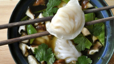 Bouillon aux shiitakes et raviolis de crevettes