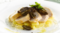 Blancs de poularde, gelée de Vin Jaune, topinambours et Comté