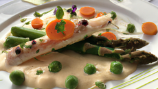 Asperges blanches de Touraine rôties sous une fine croûte de rillettes au chèvre sec. Pulpe de petits pois nouveaux au jus acidulé de carotte.