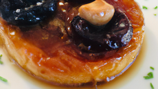 Tatin montagnard aux pruneaux et au roquefort