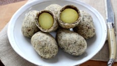 Pommes de terre comme des galets (pommes de terre en croûte d'algues)