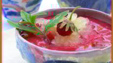 Soupe de fraises pochées, granité verveine