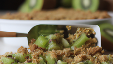 Crumble aux kiwis et au miel