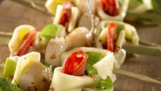 Brochettes de noix de Saint-Jacques et fromage à raclette Richesmonts