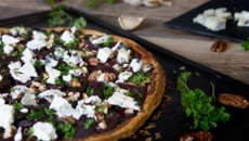 Tarte fine à la betterave, fromage et noix de pécan