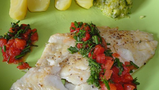 Bar à la provençale et tomates aux herbes