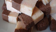 Fudge aux deux chocolats et biscuits roses