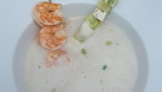 Bouillon coco en écume, gambas, concombre et tofu