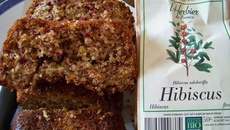 Cake aux fleurs d'hibiscus ,amande et citron confit