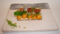 Tarte fine au chèvre parfumé, billes acidulées, raisin et jambon de Parme