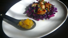 Salade de chou rouge au raifort et émincé de dinde caramélisé