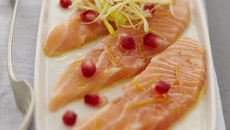 Carpaccio de Saumon écossais Label Rouge à l'orange et à la grenade, buisson de poireau frit