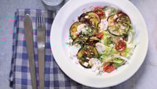 Aubergines grillées, tofu et salade iceberg au gomasio