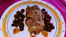 Gigot d'agneau rôti aux fruits secs et au thé