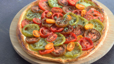 Tarte aux tomates multicolores et moutarde