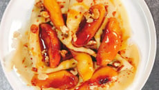 Crêpes aux pommes poêlées, sauce caramel beurre salé et noix