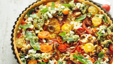 Tarte aux tomates mélangées et basilic