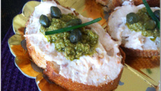 Tartines crème de saumon, pesto et câpres