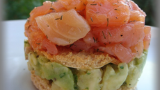 Millefeuille de saumon fumé et avocat