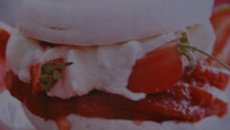 Petite meringue aux fraises