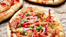 Pizza naan au poulet, poivrons et oignon rouge