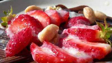 Pâtes au chocolat, fraises et coulis de nougat