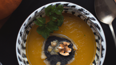 Soupe de courge et panais aux truffes et noix de saint jacques