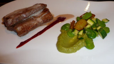 Bœuf saveurs de bloody mary et son écume de céleri lardée, poêlée de légumes vanillés, ketchup à la fraise