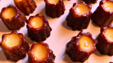 Cannelés à la crème au roquefort