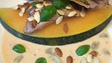 Papillote de canard et melon aux amandes, crème de basilic