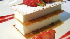 Croustillant mousse au choclat blanc, garriguettes et coulis de fruits rouges