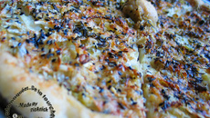 Pizza à la crème, fenouil, parmesan et graines de sésame