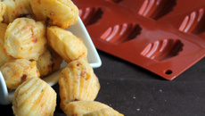 Madeleines salées avec féta et tomates confites