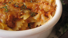 Gratin de pâtes bolognaise à l'agneau et au chèvre