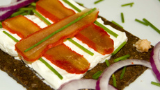 Œufs de merlu sur pain de seigle.